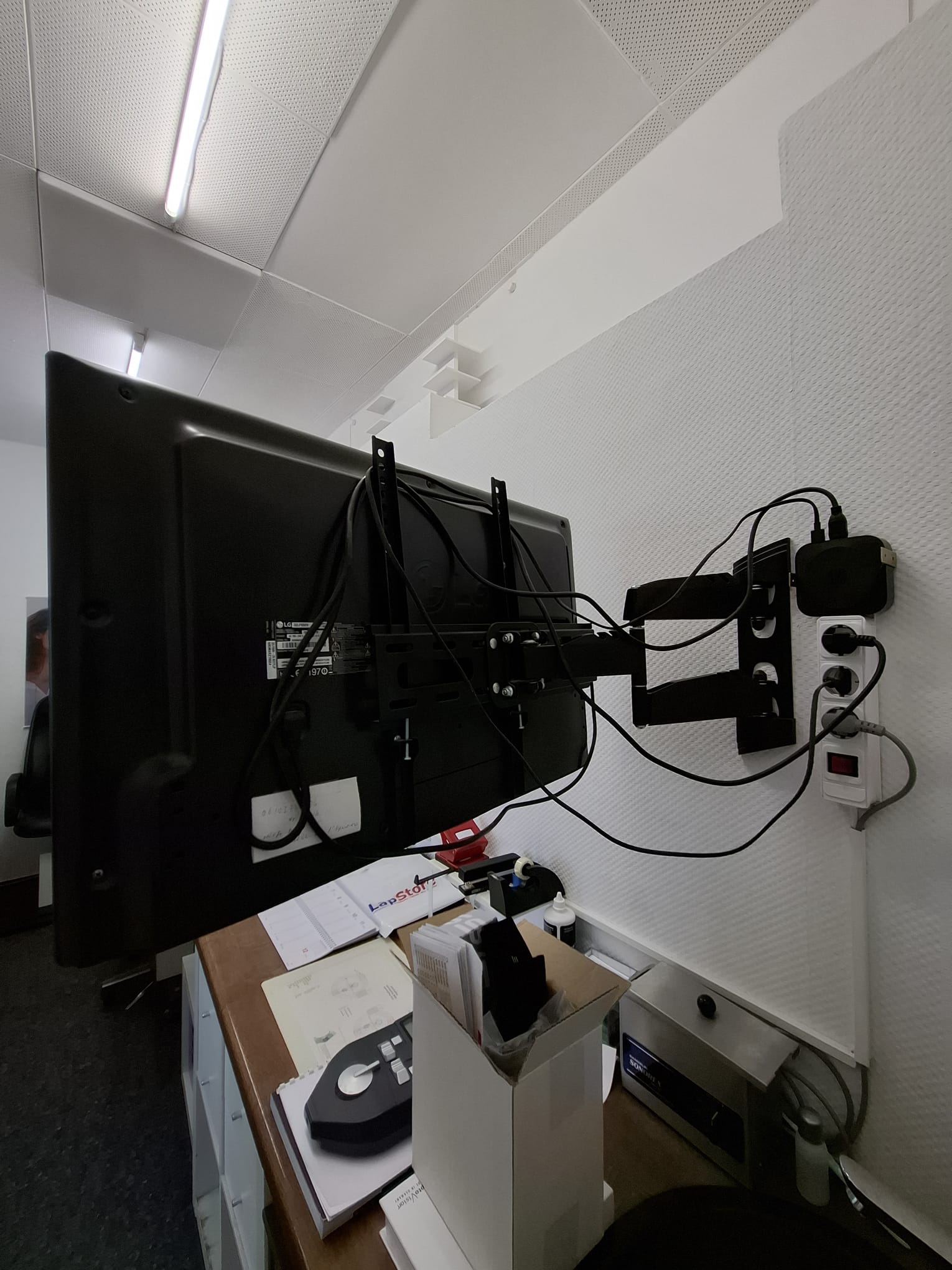 i’Syncro 3D Refraktionssystem mit iPad 8, LG 3D-TV und Apple TV – Ansicht 2