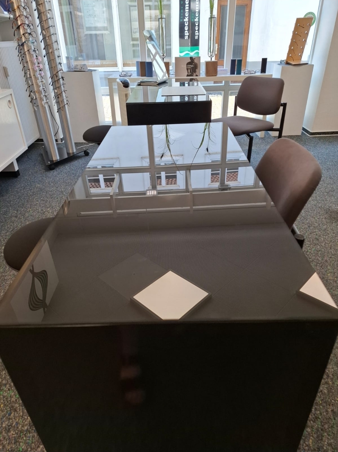 2 Besuchertische mit Glasplatte, Stühle & Hocker – Osnabrück – Ansicht 2