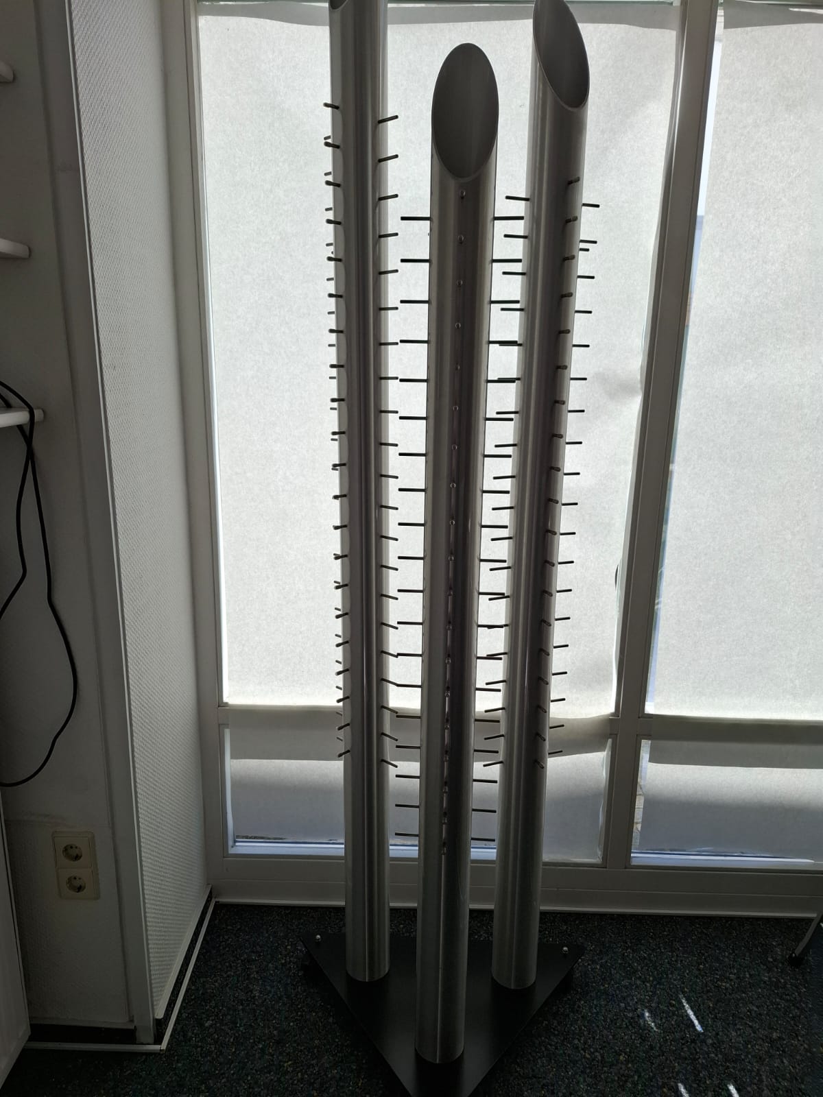 Hochwertiger Brillenständer aus Edelstahl für 59 Brillen – Ansicht 2