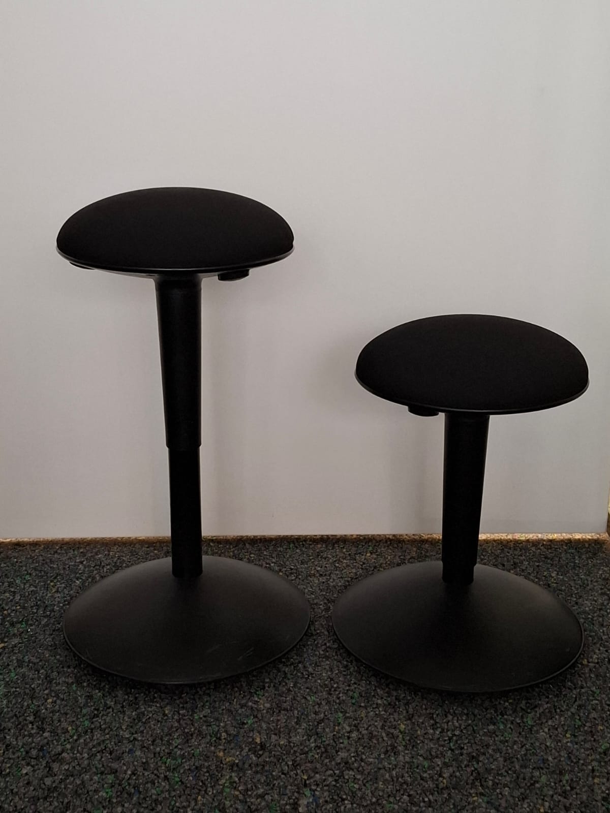 2 Besuchertische, 3 MartinStoll Stühle, 2 Hocker – Ansicht 4