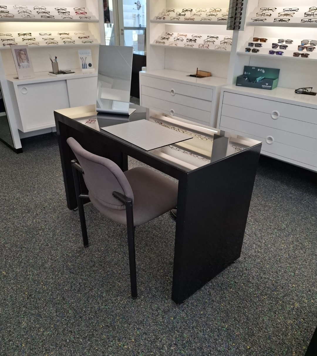 2 Besuchertische mit Glasplatte, Stühle & Hocker – Osnabrück