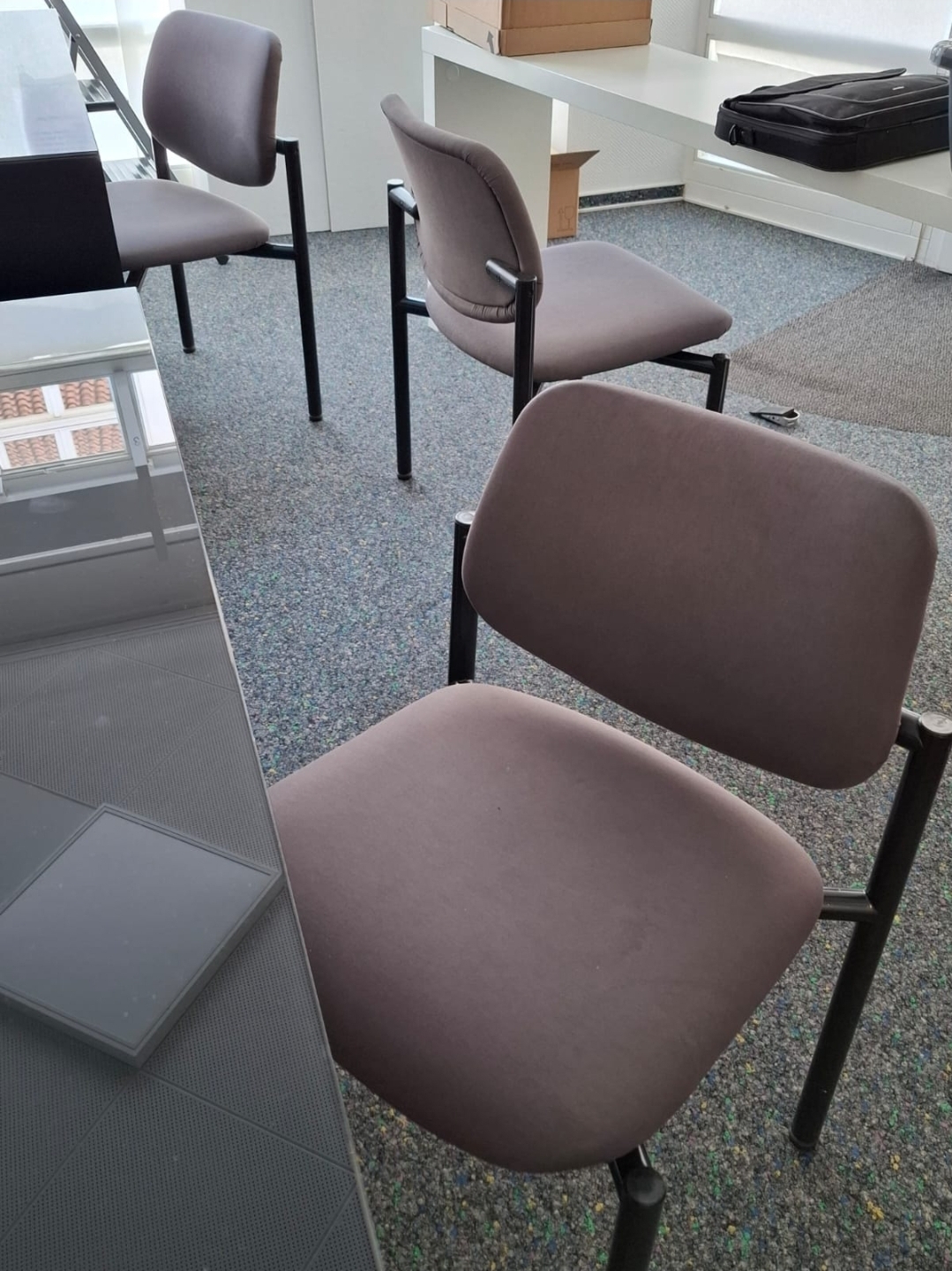 2 Besuchertische mit Glasplatte, Stühle & Hocker – Osnabrück – Ansicht 4