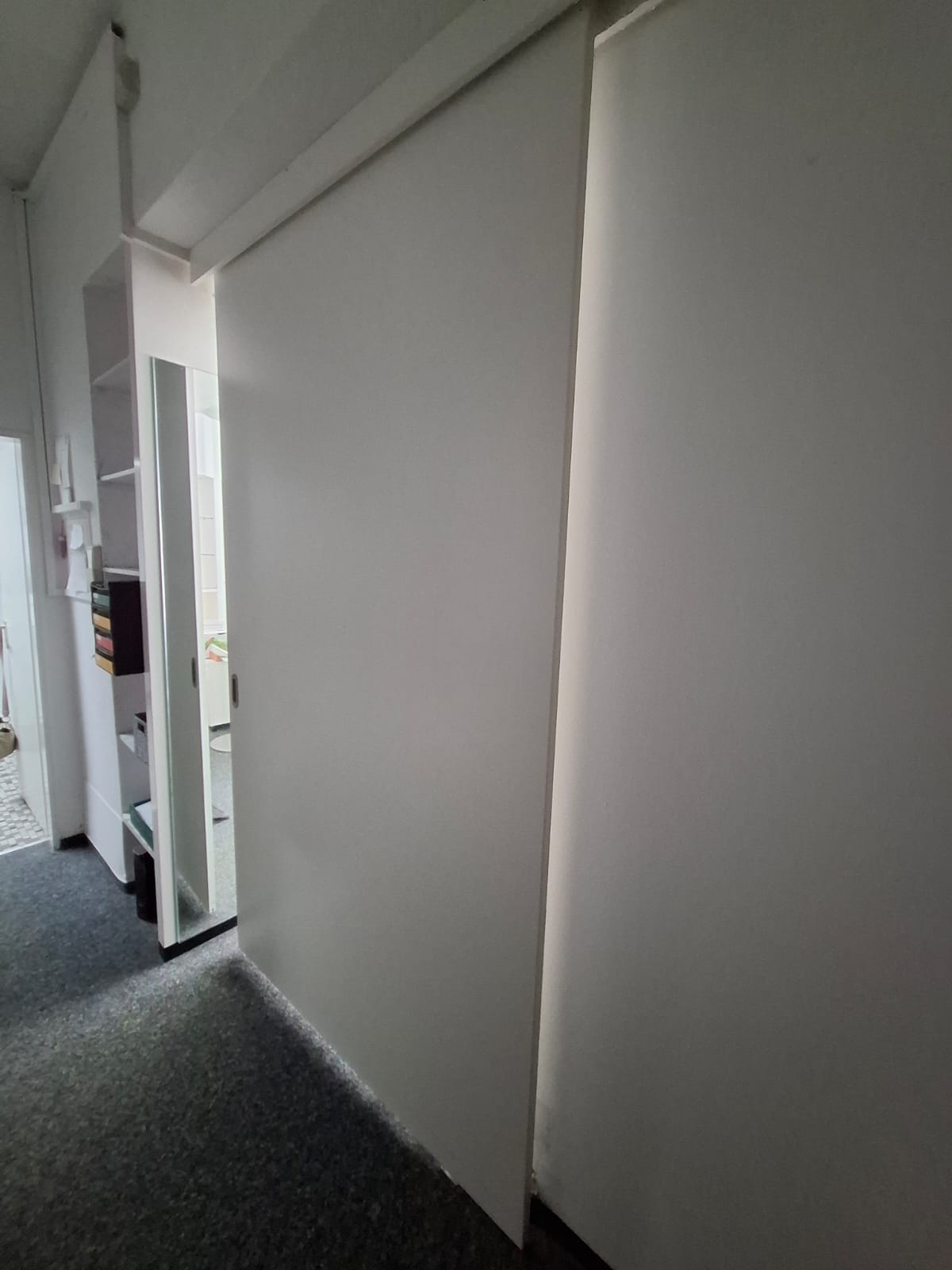 Optiker-Ladeneinrichtung mit beleuchteten Verkaufs- und Präsentationsmöbeln – Ansicht 13