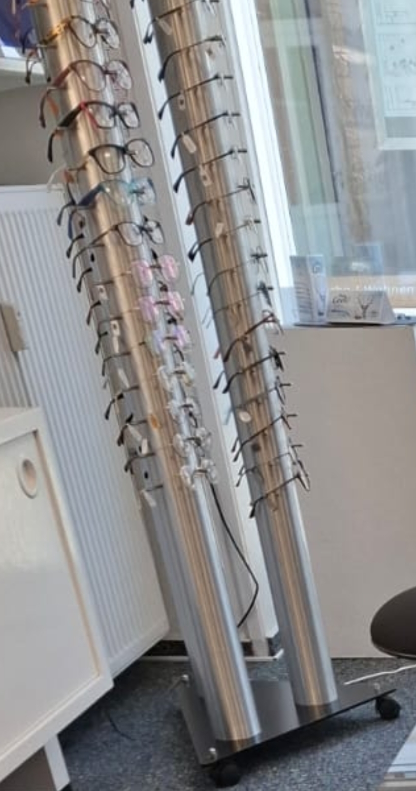 Hochwertiger Brillenständer aus Edelstahl für 59 Brillen