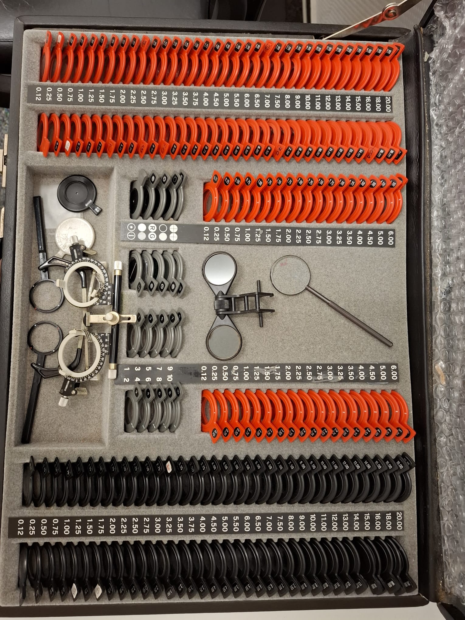 Professioneller Messgläserkasten mit Probiergläsern und Messbrille