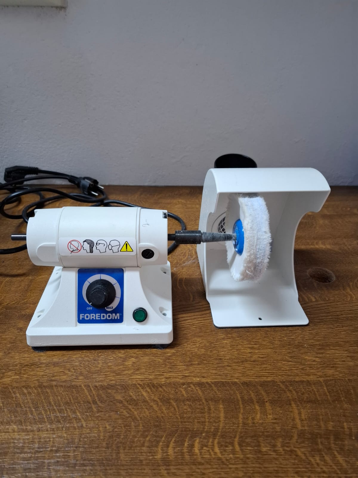 Foredom M.BL-2 Tisch-Poliermaschine mit Polierscheibe – Ansicht 2