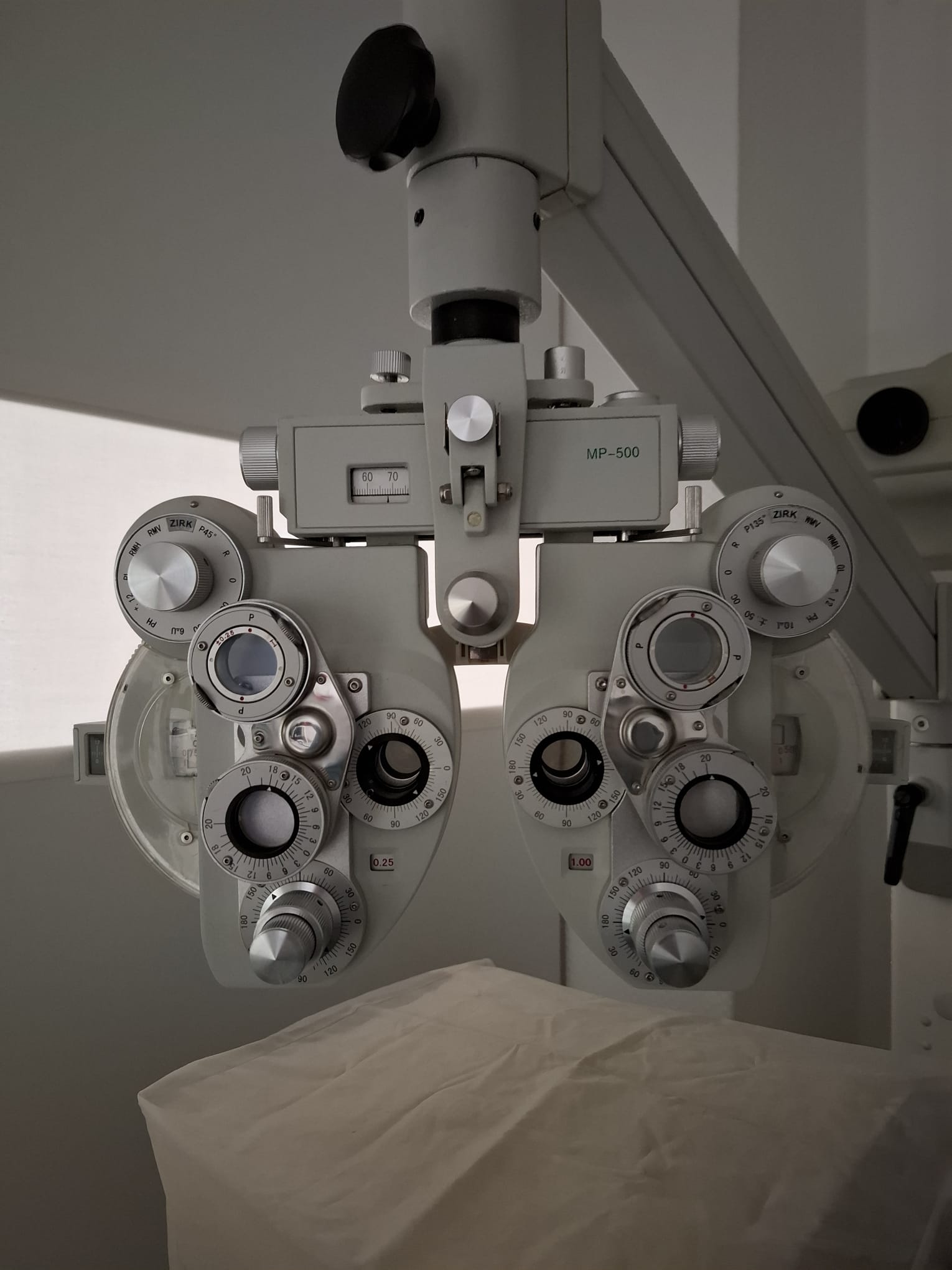 Komplettes Refraktions-Set mit Phoropter MP-500 und Sehzeichenprojektor – Ansicht 2