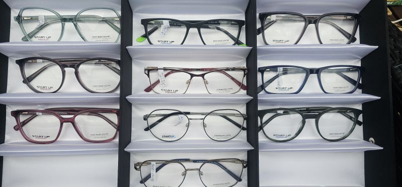 10 neue START UP Premium Brillenfassungen +Beutel